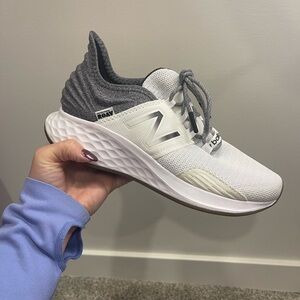 New Balance women’s fresh foam Roav Running Shoes size 7.5